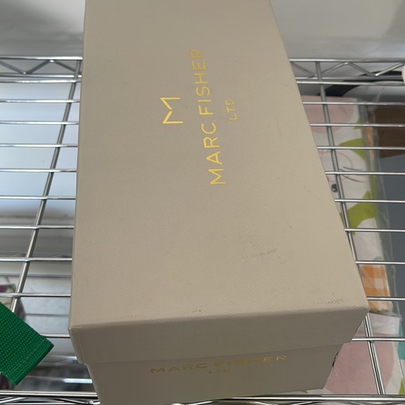 Marcfisher footwear slider sandals 6 1/2 with flowers, made in Italy. - Picture 9 of 9